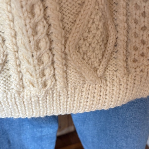 Elegant 100% Wool Cream Cable Knit Sweater - Picture 8 of 8
